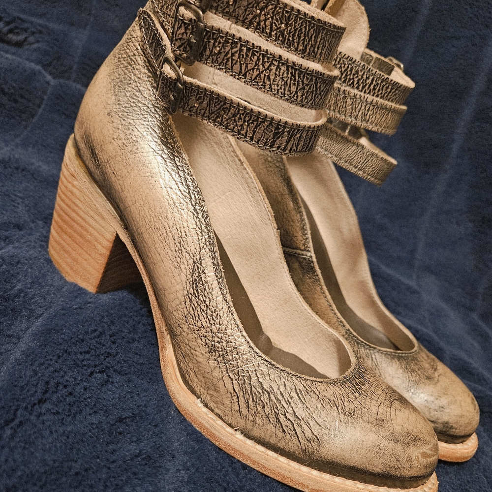 Freebird " Randi"Metallic Gold / Pewter Color Size 9